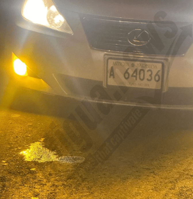 လိုင်စင် Plate ကို 64036 တင်ဆောင်လာသောအဖြူရောင် Lexus