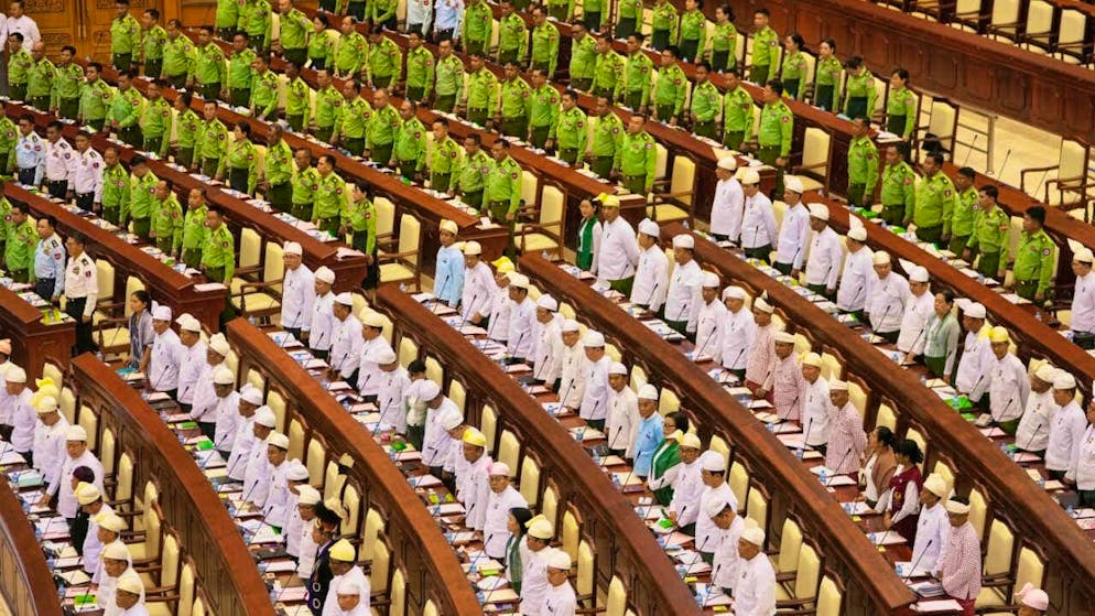 နေပြည်တော်ရှိ ပြည်သူ့လွှတ်တော်အစည်းအဝေးတွင် တပ်မတော်သားလွှတ်တော်ကိုယ်စားလှယ်များနှင့် လွှတ်တော်ကိုယ်စားလှယ်များ ကျမ်းသစ္စာကျိန်ဆိုကြသည်။ ဓာတ်ပုံ- Aung Shine Oo/AP/dpa