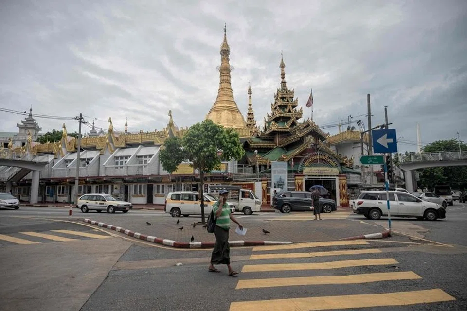 ၂၀၂၆ ခုနှစ် ဇွန်လ ၁၆ ရက်နေ့က ရန်ကုန်မြို့ ဆူးလေဘုရားပေါ်မှ အမျိုးသားတစ်ဦး လမ်းလျှောက်လာစဉ်။